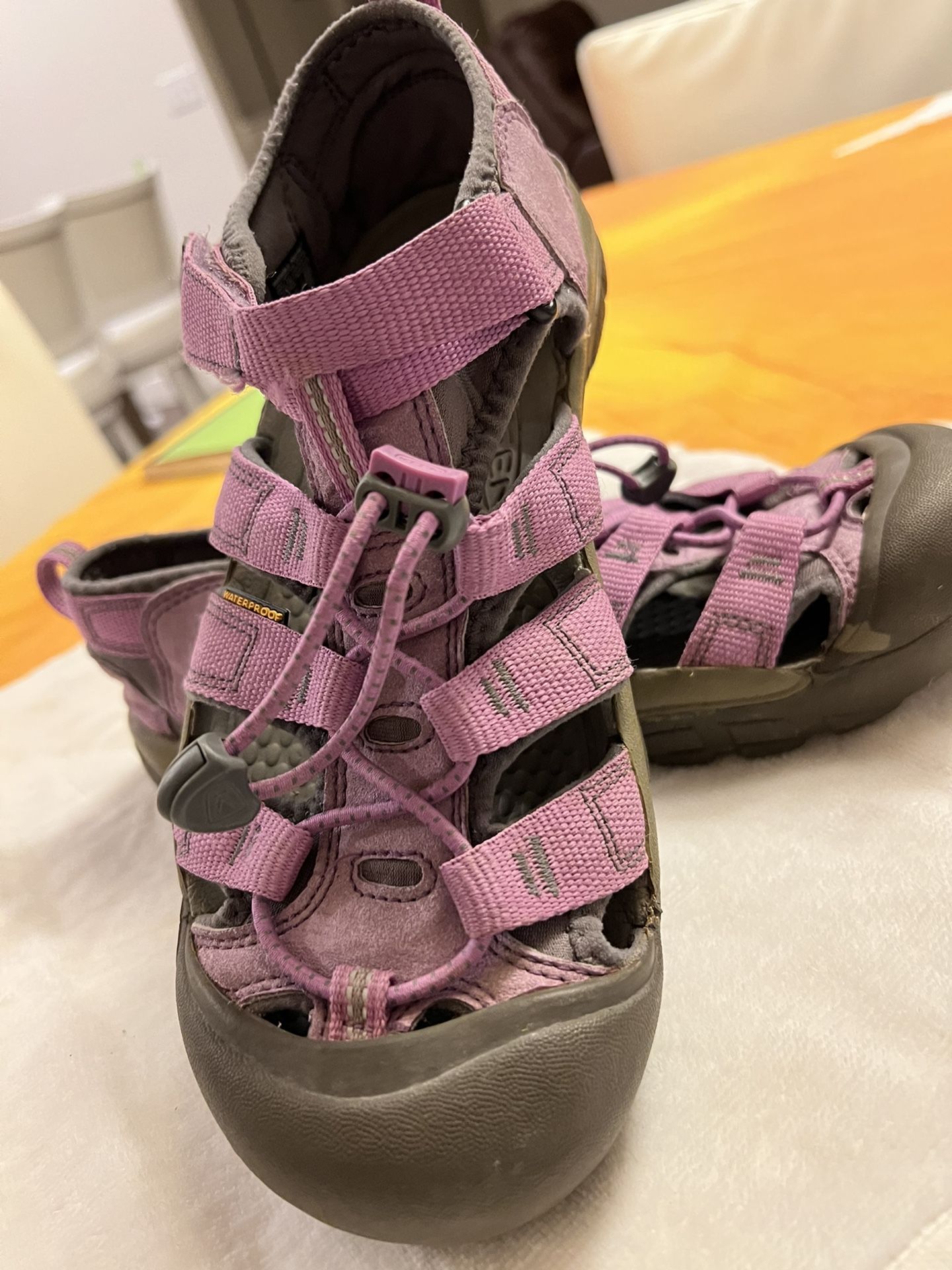 Keen Sandals Size 7.5 Woman 24.5 Cm