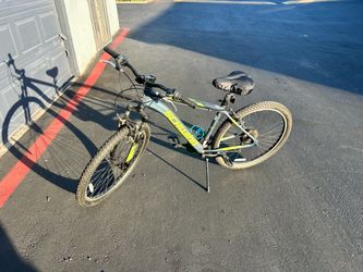 Schwinn Mens High Plains 27.5 in 21 Speed Mountain Bike