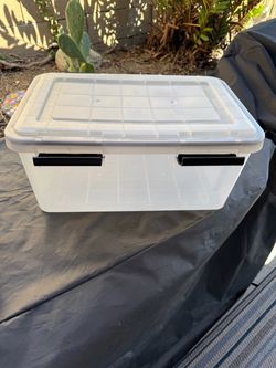 Plastic storage containers
