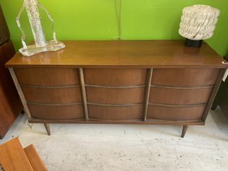 Mid Century Bassett dresser with mirror in good condition.