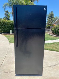 GE 28” Top Freezer Refrigerator