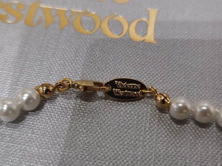 Vivienne Westwood Silver-Tone One Row Pearl Bas Relief Vivienne