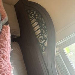 dresser and bed frameq  (tocador y cabecera)