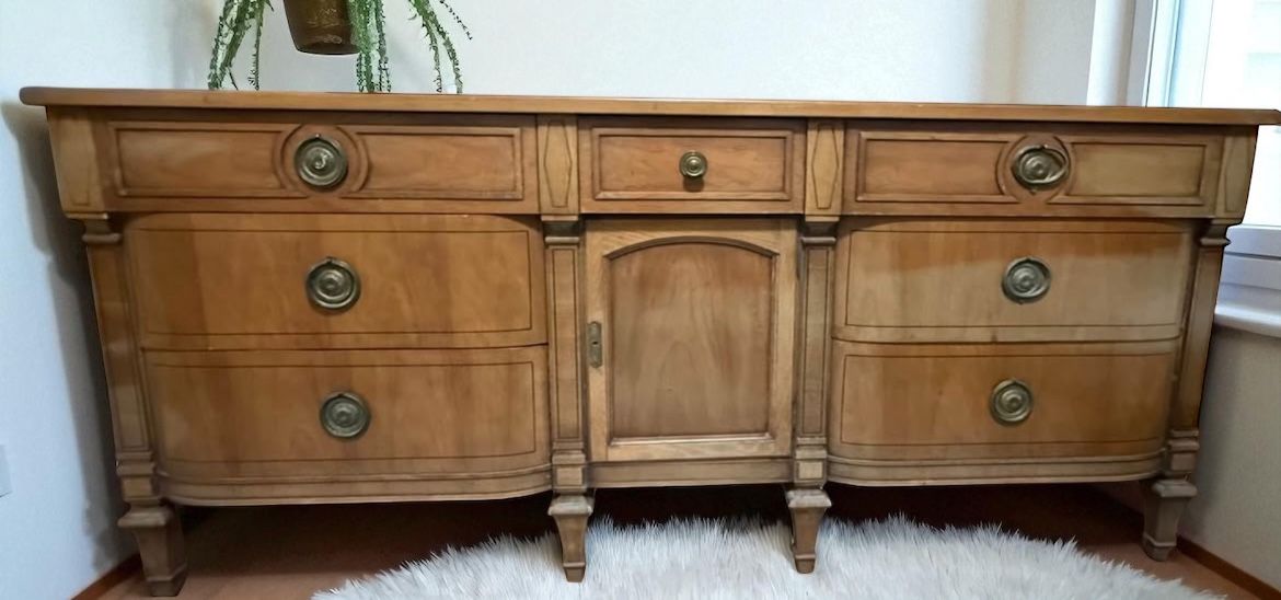 Drexel Heritage Dresser. 7 drawers & cabinet.