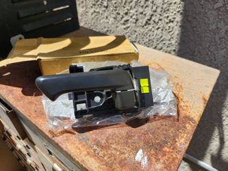 Door handle 2005 chevy Colorado