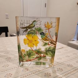 Fringe Studio Shakespeare Tiffany glass vase, hand-applied design
8"×6"×2.5", good condition 