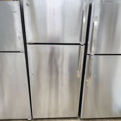GE Aparment Size Refrigerador With Ice Maker Machine  In Excellent Working Condition 