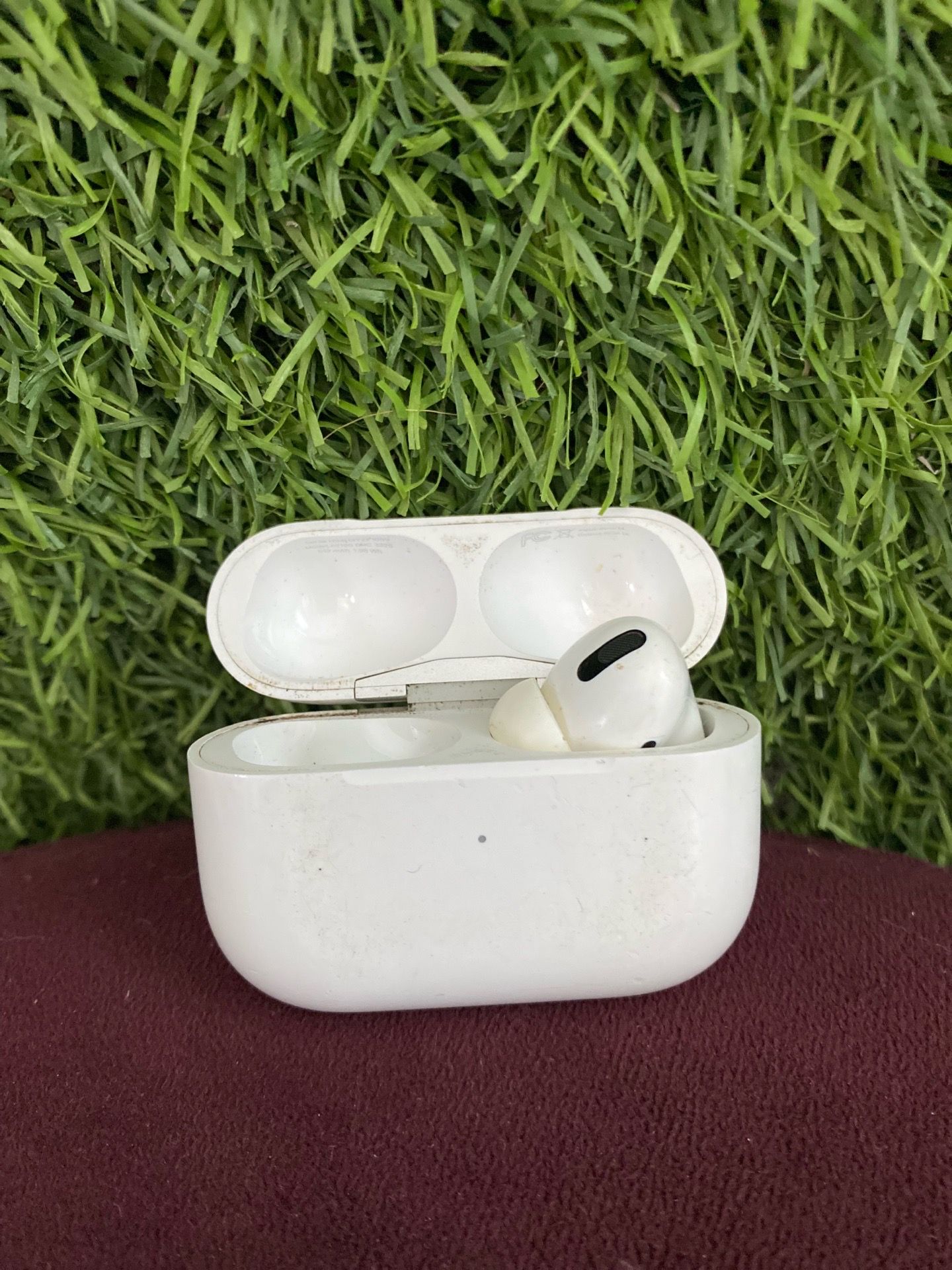 AirPods 1 side