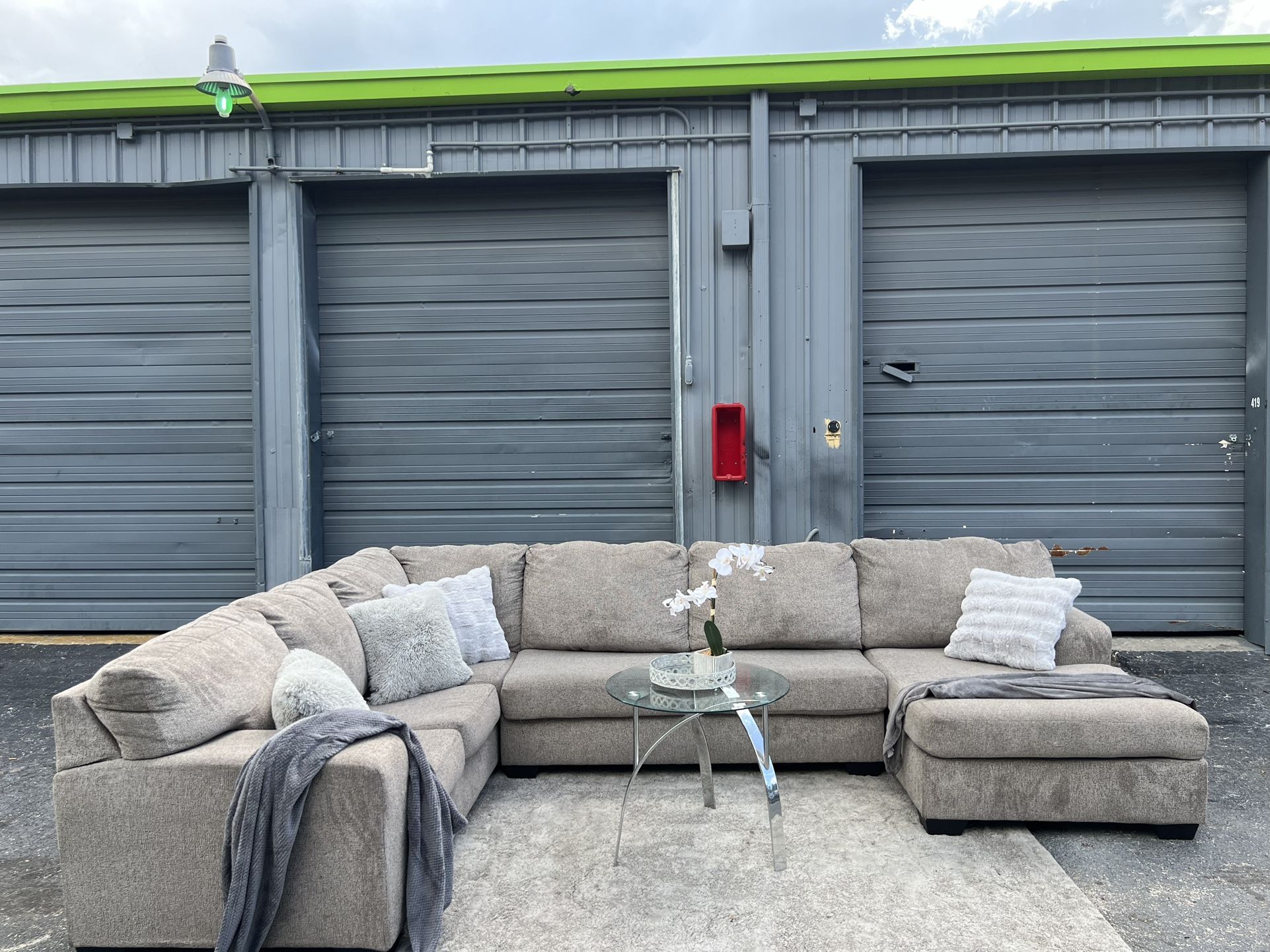 Sectional/Couch/Sofa,92x40x60, Ashley Furniture Brand, Light grey, Delivery 🚚 available