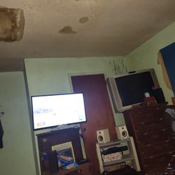 Tv & 4 Speakers With Remote 