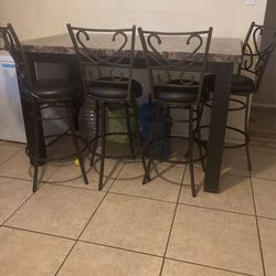 Comedor Mide 39 Inches De Alto 38 De Ancho Y 63 Largo 