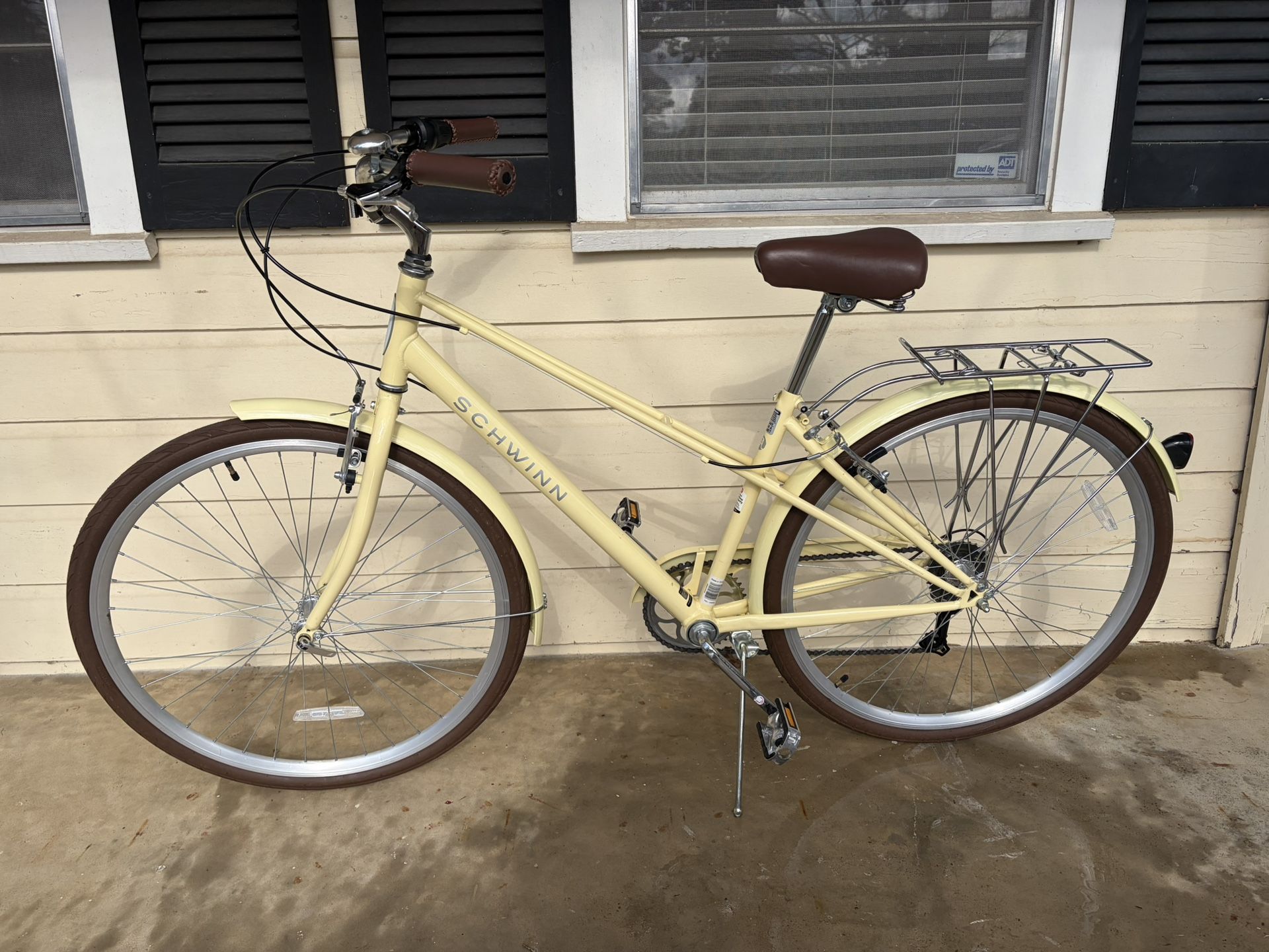 Like-New Schwinn Admiral 700c Hybrid Bike – Used Only Once – Ready to Ride!