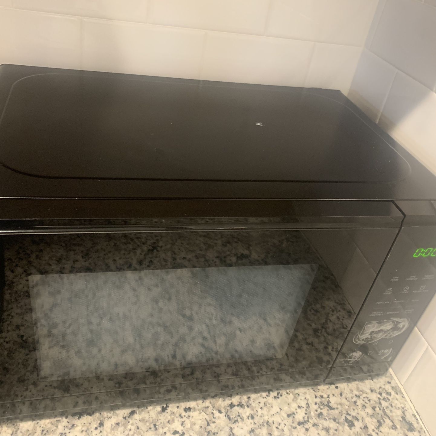 Mainstays 0.7 Cu ft Compact Countertop Microwave Oven, Black for Sale in  North Las Vegas, NV - OfferUp
