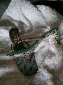 New Guess 2" sandals size 7