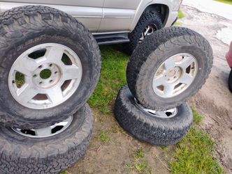 Chevy wheels bf Goodrich tires 285/70/17 fits Tahoe GMC Chevy trucks tire are about 70% 400 cash 