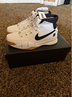 Kobe Undefeated size 10 brand new