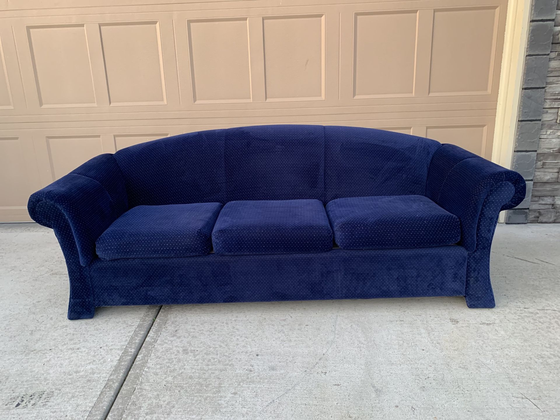 Beautiful couch !!! 34” W 90” L