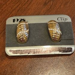 Vintage 1928 Gold Tone Rhinestone Ribbed Dome Clip On Earrings New on Card