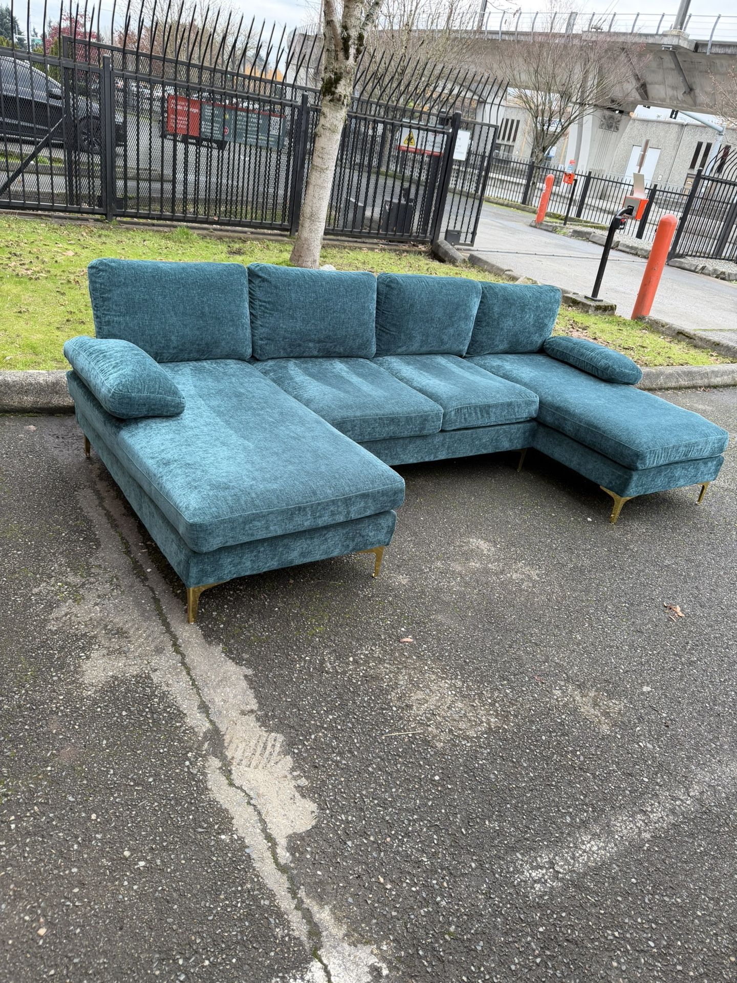 U Shaped Sectional Couch-FREE DELIVERY 🚚 