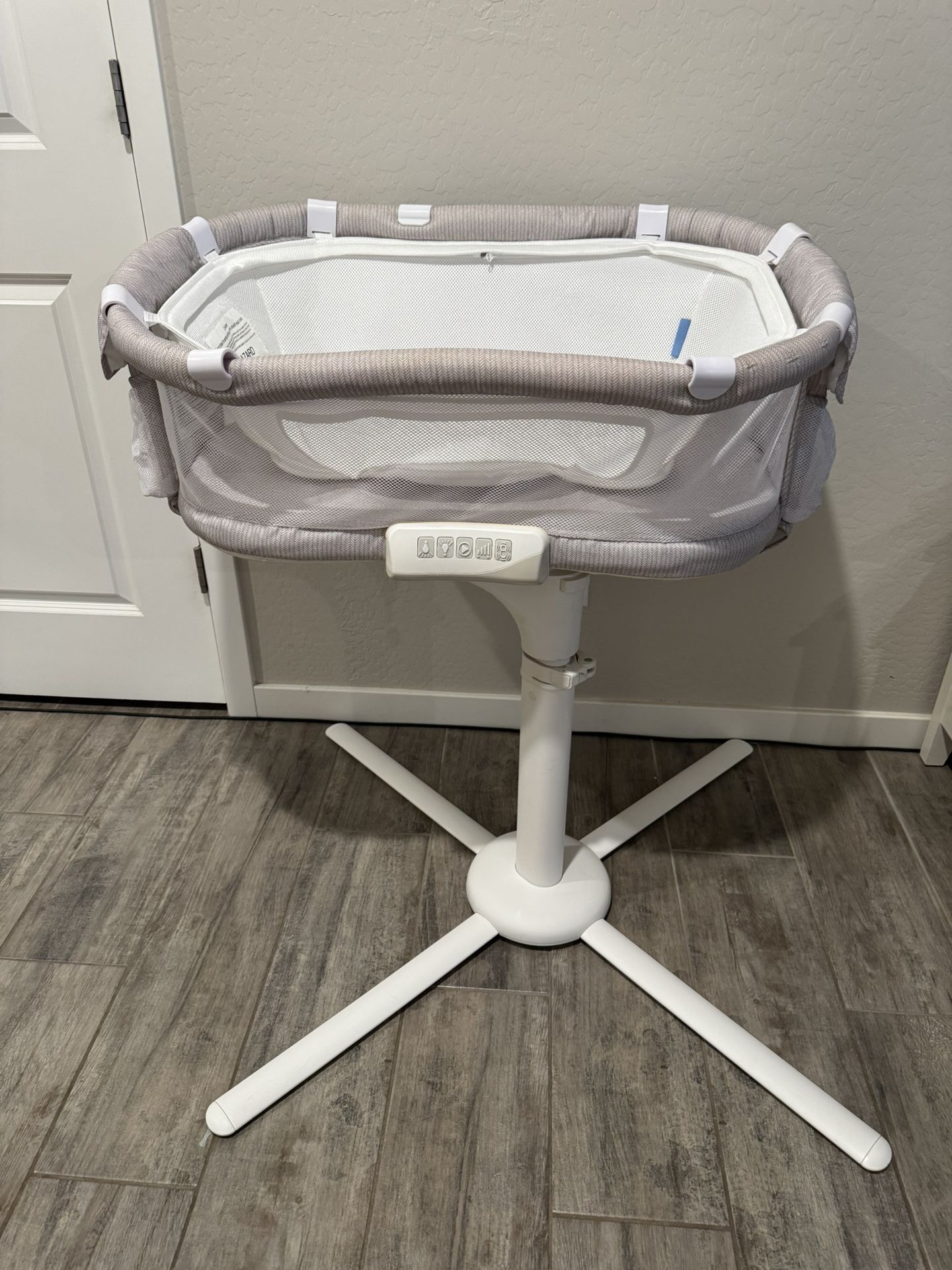 HALO BassiNest Swivel Sleeper Baby Bassinet