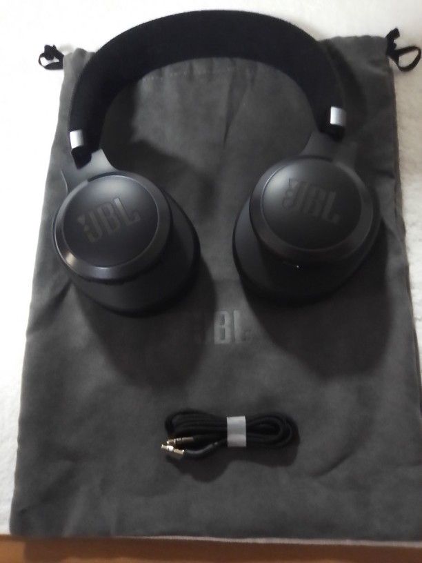 JBL LIVE 77ONC OVER THE EAR HEADPHONES EXCELLENT CONDITION USED ONCE