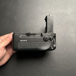 Sony Vertical Grip (VG-C4EM) for A7R V, A7R IV, A9 II, A7 IV, A7S III, A1