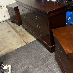 Dresser & Nightstands 