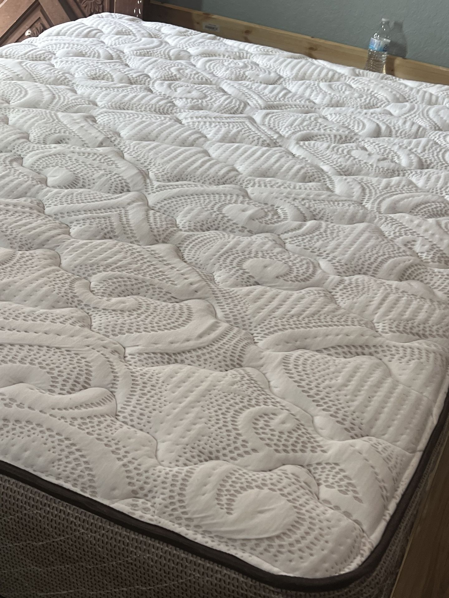 USED QUEEN SIZE MATTRESS WITH BOX SPRING DELIVERY AVAILABLE for Sale in San Antonio, TX OfferUp