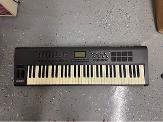 M-Audio Axiom 61 61-Key 8-Pad USB Keyboard MIDI Controller