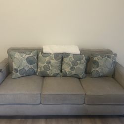 Like-new modern sofa – barely used