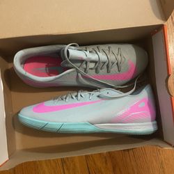 Indoor Nike Mercurial Vapor 16