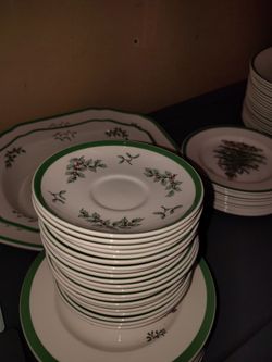 100-Piece Spode Christmas Tree Dinnerware Set (Made in England)