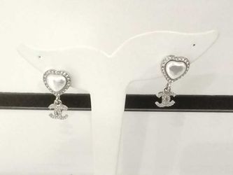 Chanel Faux Pearl & Strass Heart Cc Drop Earrings 8.3 Grams Mk0726lrzmia