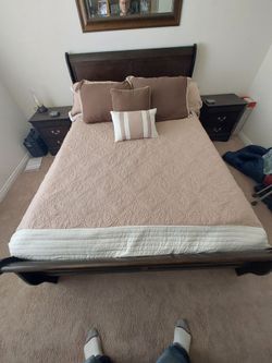 Queen sleigh bed