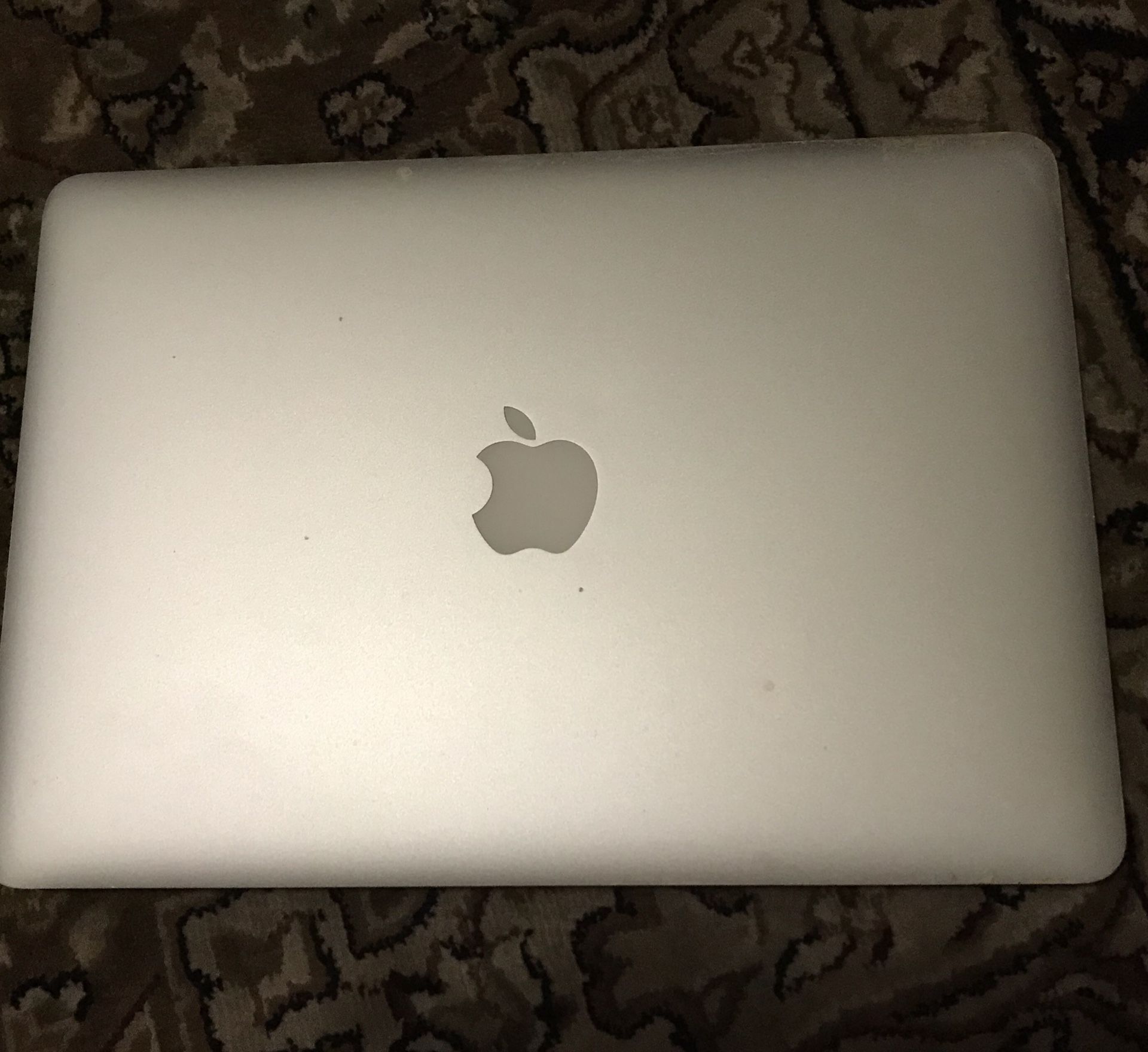 MacBook Air hardly used but I don’t know what happened Best offer if some one help me fix this or you can buy it