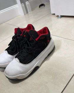 Size 5.5 Max aura 2 Jordan black red stock x for 339$