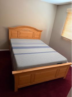 Broyhill Fontana Queen Size Knotty Pine Bed Frame with Serta iComfort TempTouch mattress