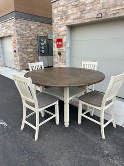 Large Round Dining table