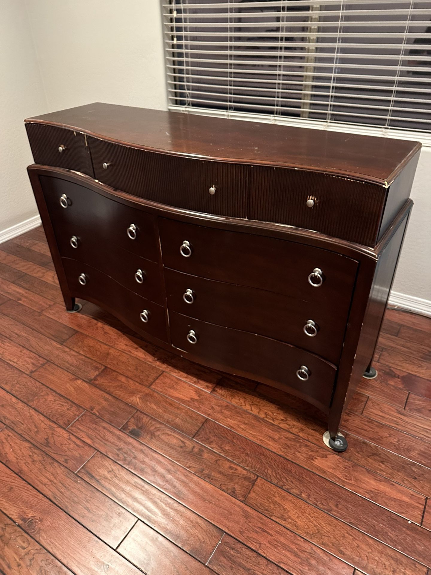 Elegant 9-Drawer Dresser – Modern Wave Design – Solid Wood