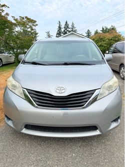 2011 Toyota sienna LE
