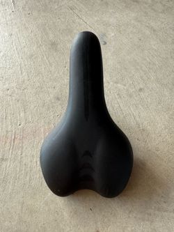 black Selle Royal commuter foam bike saddle designed for ergonomic comfort.