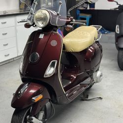 LX150 Vespa Maroon / Black