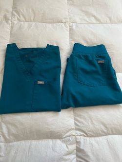 FIGS scrub set