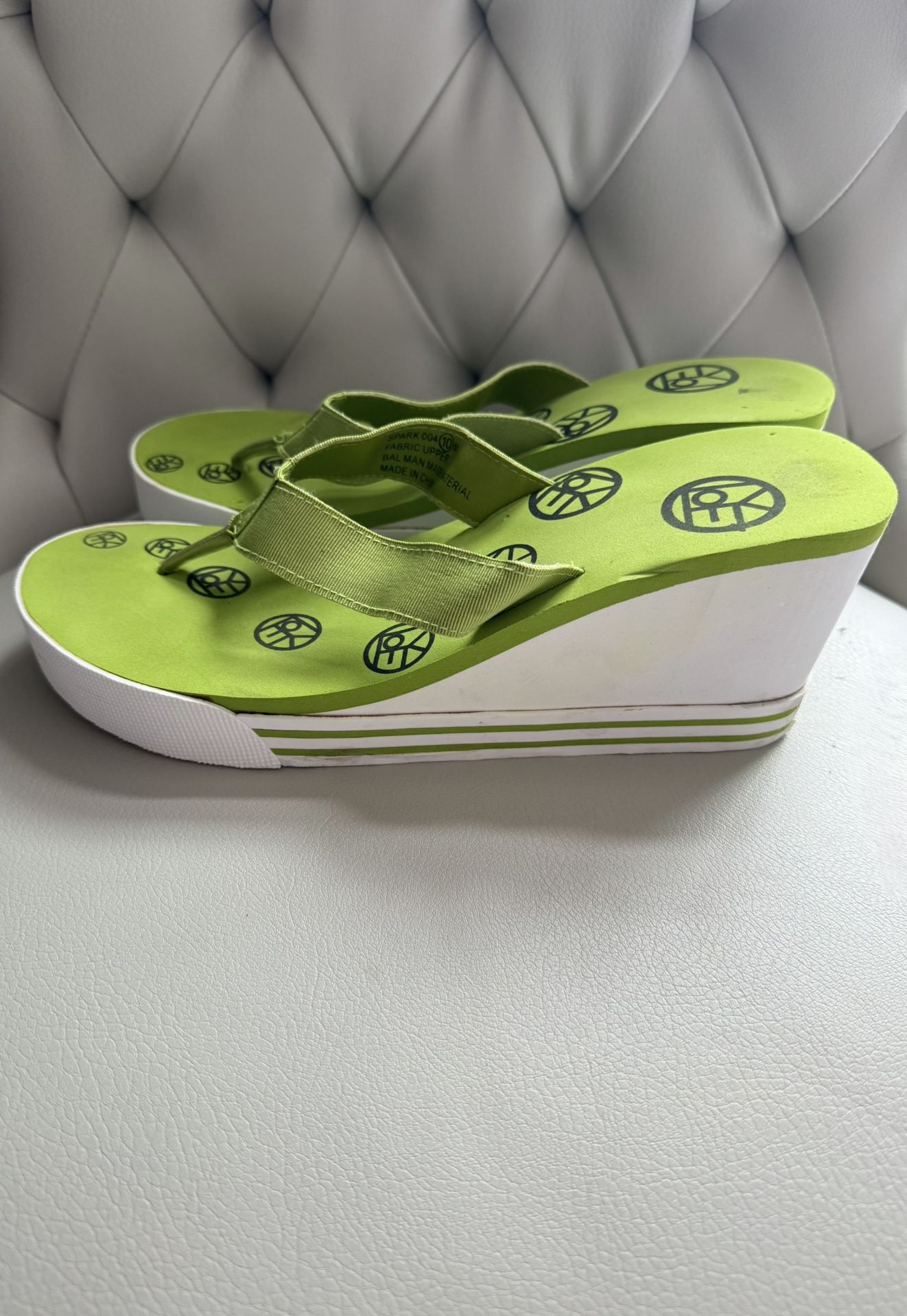 Y2K Women Neon Green Wedge Sandals Flip-Flops with Round Logo sz 10 Foam/Fabric