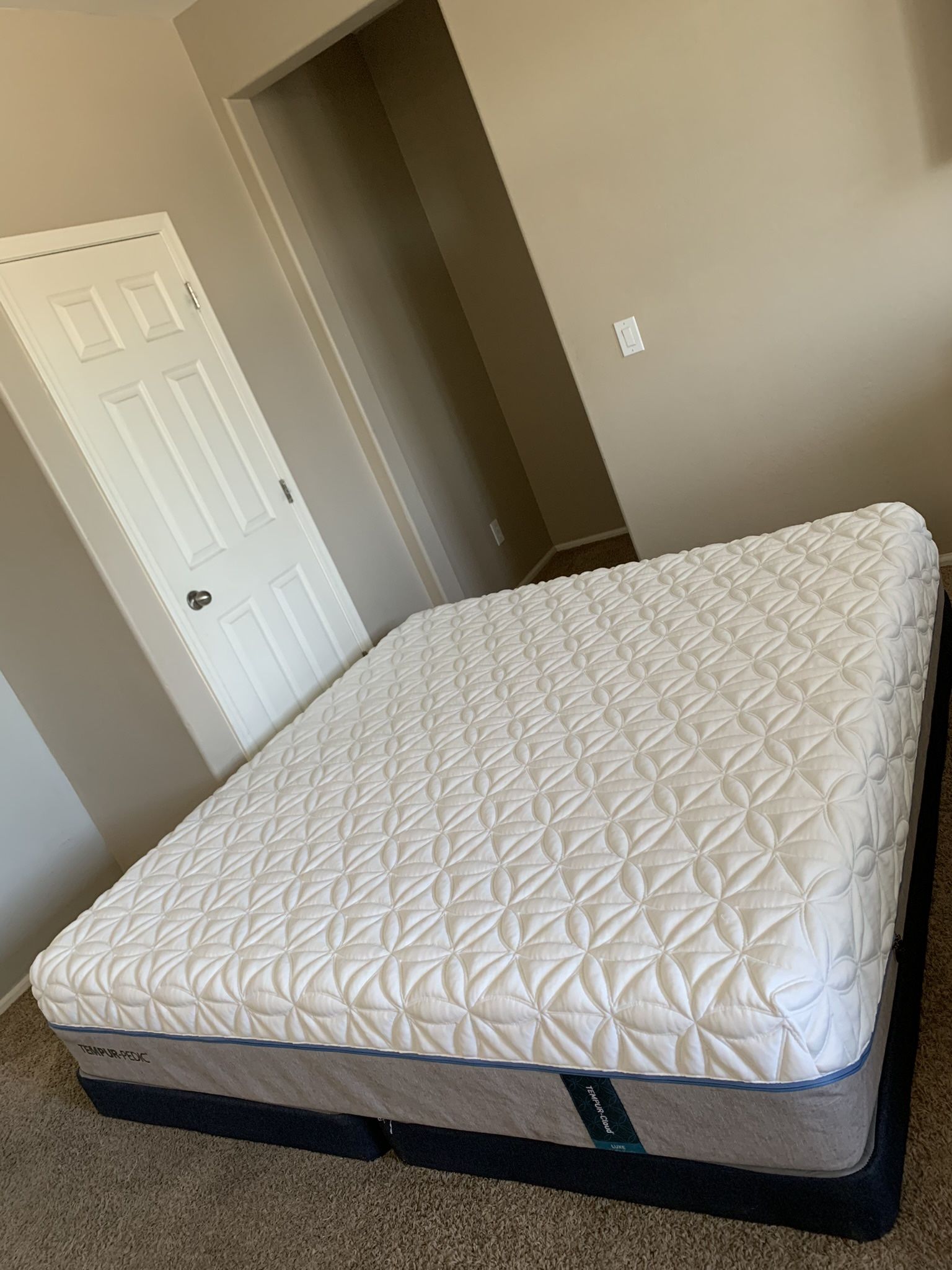 KING MATTRESS TEMPURPEDIC TEMPURCLOUD AND FREE BOX SPRINGS for Sale in Tolleson, AZ OfferUp