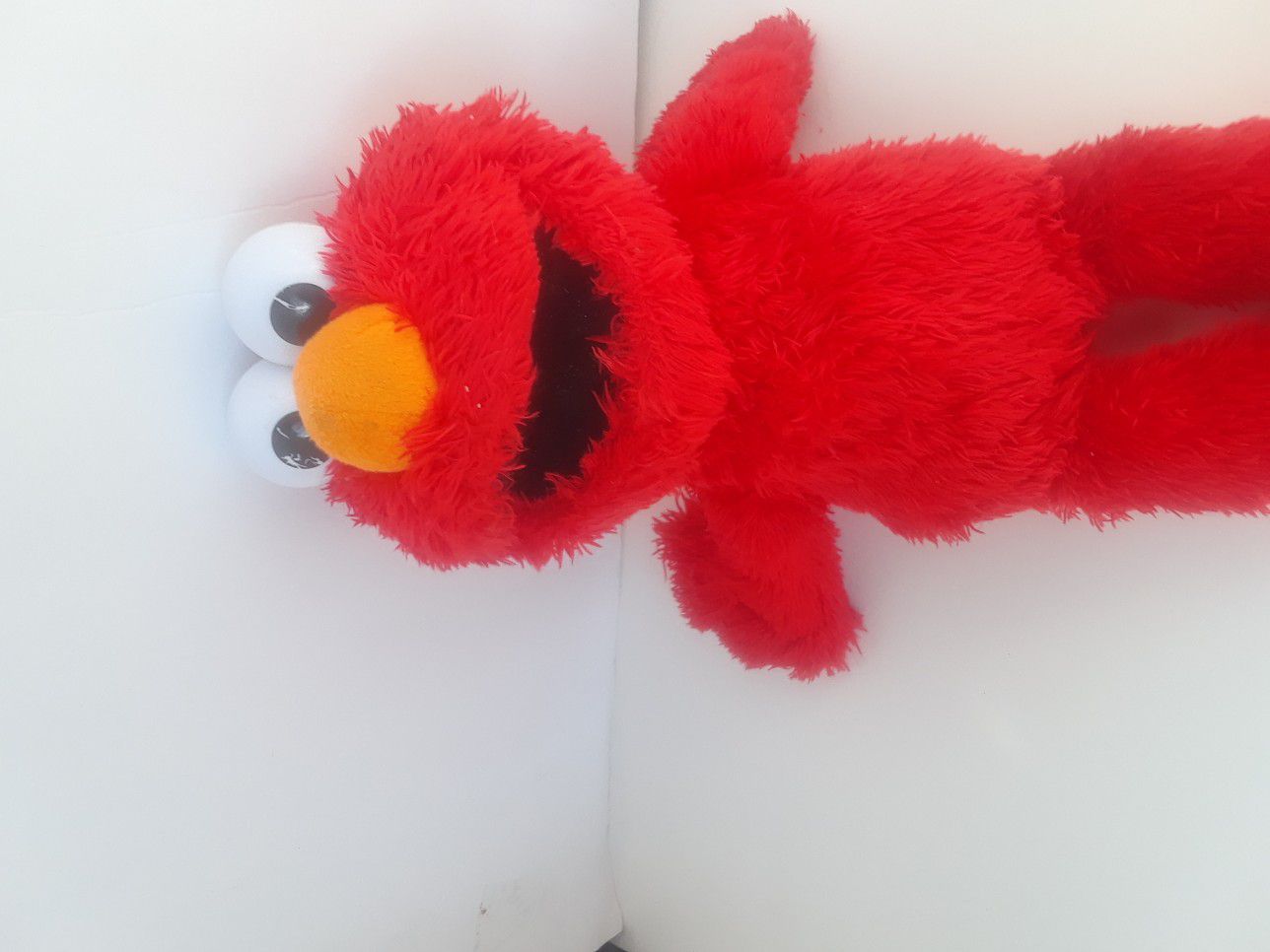 Tickle me Elmo that shakes and talks