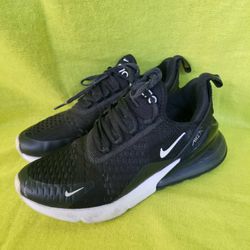 Women's tennis shoes size 7 selling as is ( see all pictures to see condition please) PRICE IS FIRM