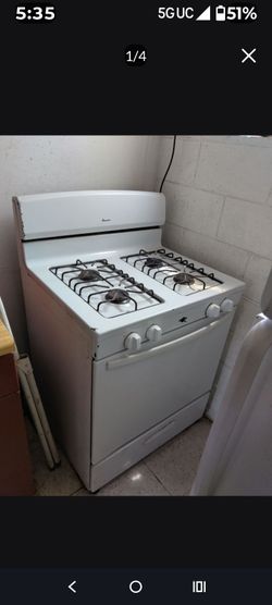 Amana White stove in working condition