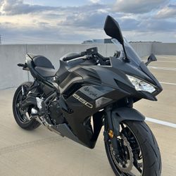 2024 Kawasaki Ninja 650 ABS + Helmet & Riding Gear