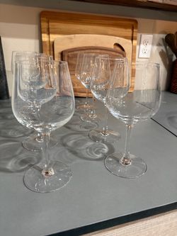 Crate and Barell - Set of 6 large Clear Glass Wine Glasses